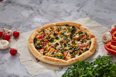 Lezzetli İtalyan pizza ve beyaz dokulu arka plan üzerinde olan maddeler.