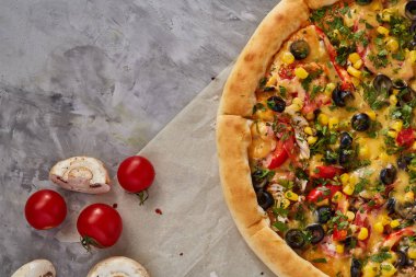 Lezzetli İtalyan pizza ve beyaz dokulu arka plan üzerinde olan maddeler.