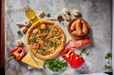 Lezzetli İtalyan pizza ve beyaz dokulu arka plan üzerinde olan maddeler.