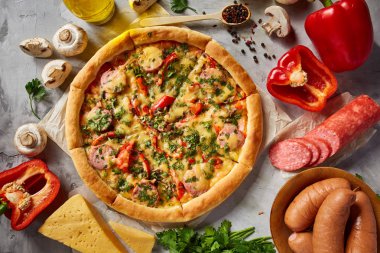 Lezzetli İtalyan pizza ve beyaz dokulu arka plan üzerinde olan maddeler.