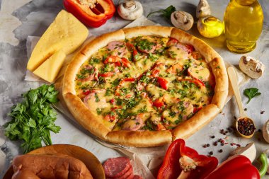 Lezzetli İtalyan pizza ve beyaz dokulu arka plan üzerinde olan maddeler.