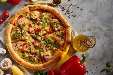 Lezzetli İtalyan pizza ve beyaz dokulu arka plan üzerinde olan maddeler.