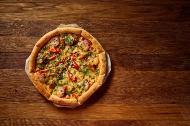 Taze pişmiş pizza dilimleri rustik ahşap arka plan, üstten görünüm, yakın çekim, seçici odak üzerinde bölünmüş.