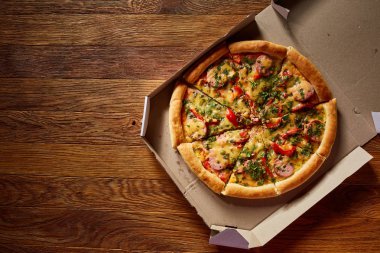 içinde teslimat pizza kutusu.