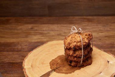 Tanımlama bilgileri ve tarçın ile ahşap bir varil, seçici odak peçeteye ürün çeşitliliği ile kavramsal kompozisyon