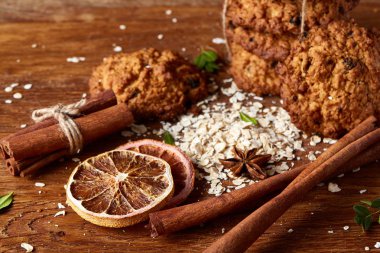 Tanımlama bilgileri ve tarçın ile ahşap bir varil, seçici odak peçeteye ürün çeşitliliği ile kavramsal kompozisyon