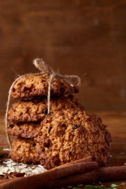 Tanımlama bilgileri ve tarçın ile ahşap bir varil, seçici odak peçeteye ürün çeşitliliği ile kavramsal kompozisyon