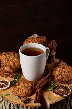 Yulaf ezmesi, çikolata bisküvi ve Baharatlar, ahşap arka plan, yakın çekim, seçici odak ile Noel çay saati.