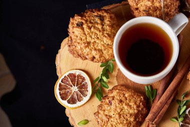 Yulaf ezmesi, çikolata bisküvi ve Baharatlar, ahşap arka plan, yakın çekim, seçici odak ile Noel çay saati.