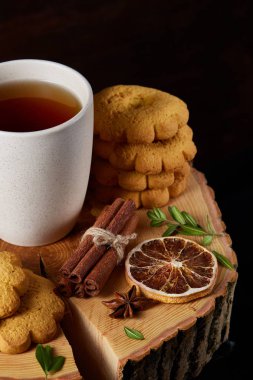 Yulaf ezmesi, çikolata bisküvi ve Baharatlar, ahşap arka plan, yakın çekim, seçici odak ile Noel çay saati.