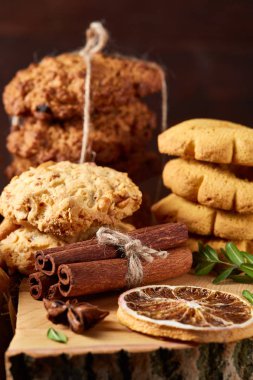 Tanımlama bilgileri ve tarçın ile ahşap bir varil, seçici odak peçeteye ürün çeşitliliği ile kavramsal kompozisyon