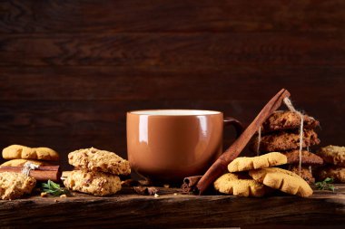 Yulaf ezmesi, çikolata bisküvi ve Baharatlar, ahşap arka plan, yakın çekim, seçici odak ile Noel çay saati.