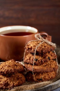 Yulaf ezmesi, çikolata bisküvi ve Baharatlar, ahşap arka plan, yakın çekim, seçici odak ile Noel çay saati.