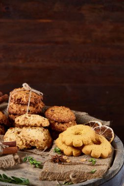 Tanımlama bilgileri ve tarçın ile ahşap bir varil, seçici odak peçeteye ürün çeşitliliği ile kavramsal kompozisyon