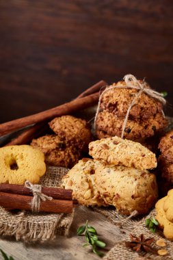 Tanımlama bilgileri ve tarçın ile ahşap bir varil, seçici odak peçeteye ürün çeşitliliği ile kavramsal kompozisyon