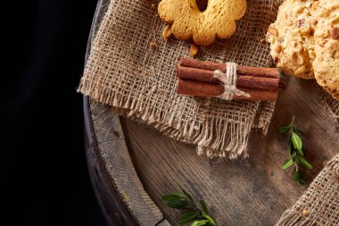 Tanımlama bilgileri ve tarçın ile ahşap bir varil, seçici odak peçeteye ürün çeşitliliği ile kavramsal kompozisyon