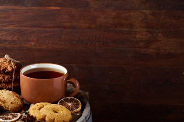 Tarçın ve iki bardak çay bir çuval bezi peçete, seçici odak, yakın çekim, üstten görünüm ile tatlılar.