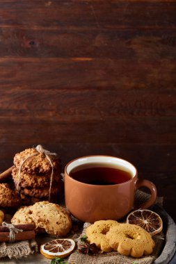 Tarçın ve iki bardak çay bir çuval bezi peçete, seçici odak, yakın çekim, üstten görünüm ile tatlılar.