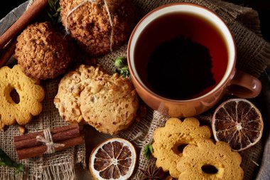 Tarçın ve iki bardak çay bir çuval bezi peçete, seçici odak, yakın çekim, üstten görünüm ile tatlılar.