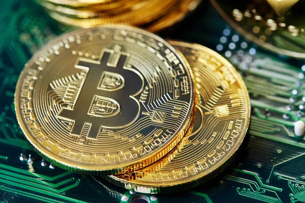 Farklı cryptocurrency bitcoins karanlık tablo, yakın çekim, seçici odak ile kavramsal görüntü.
