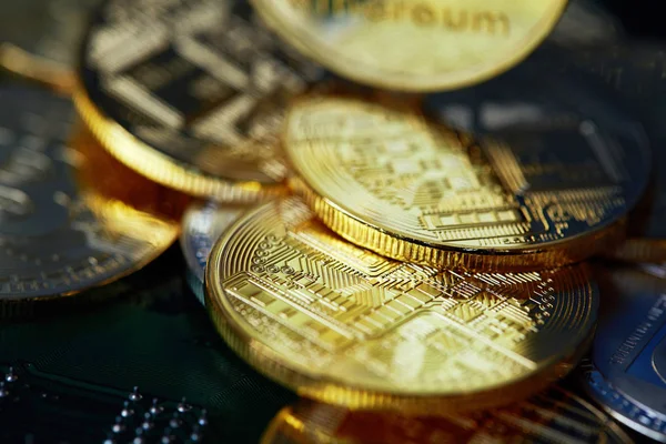 Bunt med kryptovalutor på moderkortet. Bitcoin som viktigaste kryptovaluta konceptet. 3D illustration — Stockfoto