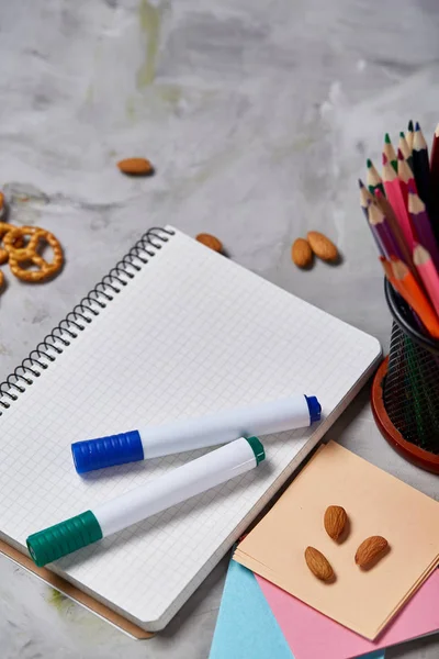 Bir defter, iki işaretleri ve jöle fasulye beyaz bir arka plan, metin, seçici odak için kopya yer üzerinde ürün yelpazesine.