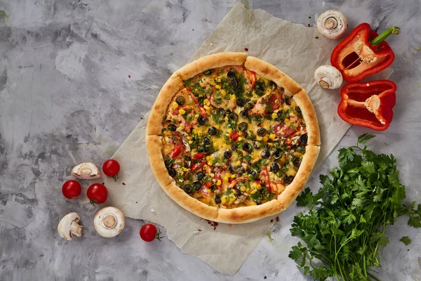 Lezzetli İtalyan pizza ve beyaz dokulu arka plan üzerinde olan maddeler.