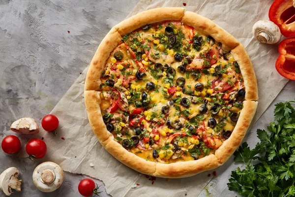 Lezzetli İtalyan pizza ve beyaz dokulu arka plan üzerinde olan maddeler.