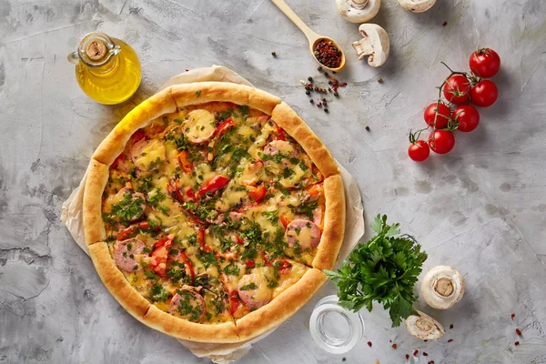 Lezzetli İtalyan pizza ve beyaz dokulu arka plan üzerinde olan maddeler.