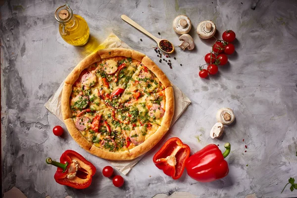 Lezzetli İtalyan pizza ve beyaz dokulu arka plan üzerinde olan maddeler.
