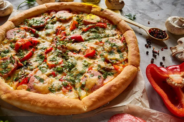 Lezzetli İtalyan pizza ve bileşenlerin beyaz bir parçası dokulu arka plan, üstten görünüm, yakın çekim, seçici odak. Lezzetli Aperatif. Geleneksel ev yapımı İtalyan pizza. Bizanslılar mutfağı. Fast food