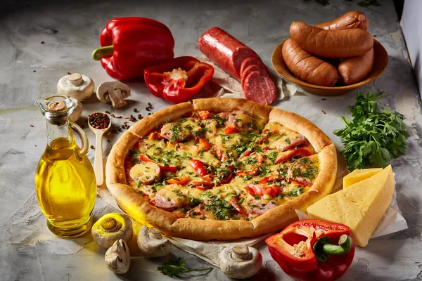Lezzetli İtalyan pizza ve beyaz dokulu arka plan üzerinde olan maddeler.