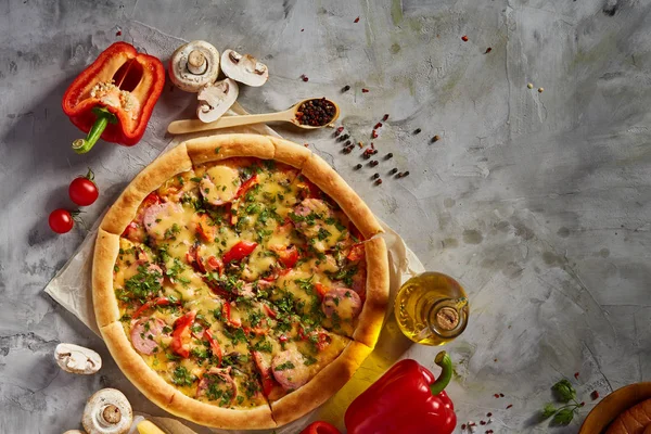 Lezzetli İtalyan pizza ve beyaz dokulu arka plan üzerinde olan maddeler.