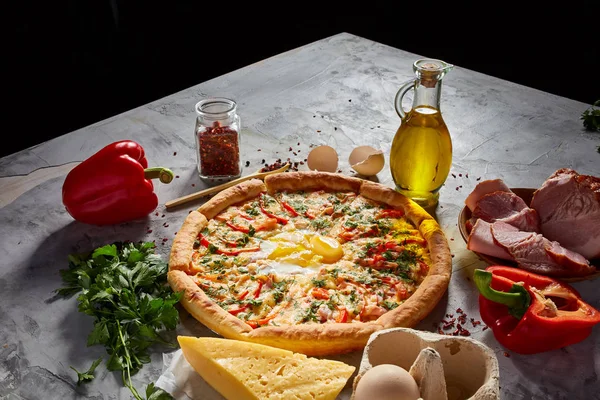 Lezzetli İtalyan pizza ve beyaz dokulu arka plan üzerinde olan maddeler.