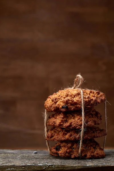 Tanımlama bilgileri ve tarçın ile ahşap bir varil, seçici odak peçeteye ürün çeşitliliği ile kavramsal kompozisyon