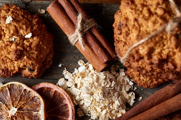 Tanımlama bilgileri ve tarçın ile ahşap bir varil, seçici odak peçeteye ürün çeşitliliği ile kavramsal kompozisyon