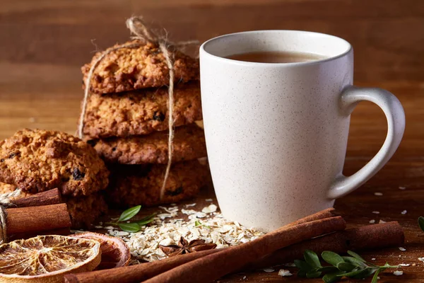 Ahşap ahşap arka plan, üstten görünüm, seçici odak parçası üzerinde çay ve tatlı kurabiye beyaz porselen kupa