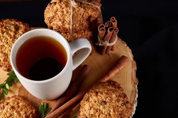 Yulaf ezmesi, çikolata bisküvi ve Baharatlar, ahşap arka plan, yakın çekim, seçici odak ile Noel çay saati.