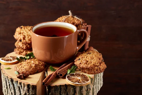 Yulaf ezmesi, çikolata bisküvi ve Baharatlar, ahşap arka plan, yakın çekim, seçici odak ile Noel çay saati.