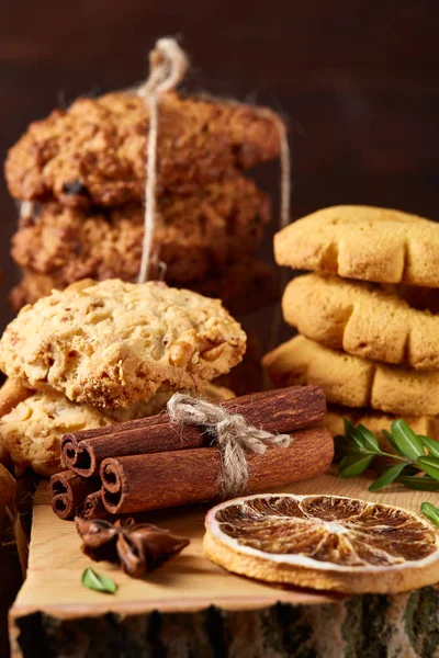 Tanımlama bilgileri ve tarçın ile ahşap bir varil, seçici odak peçeteye ürün çeşitliliği ile kavramsal kompozisyon