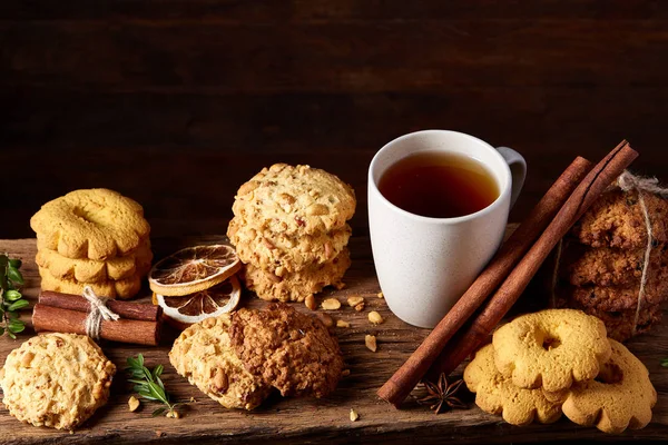 Yulaf ezmesi, çikolata bisküvi ve Baharatlar, ahşap arka plan, yakın çekim, seçici odak ile Noel çay saati.
