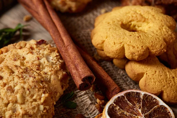 Tanımlama bilgileri ve tarçın ile ahşap bir varil, seçici odak peçeteye ürün çeşitliliği ile kavramsal kompozisyon