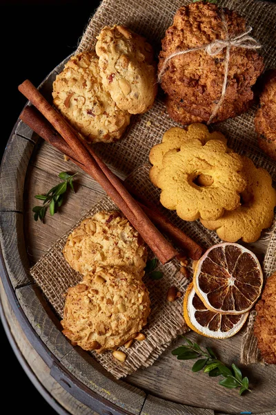 Tanımlama bilgileri ve tarçın ile ahşap bir varil, seçici odak peçeteye ürün çeşitliliği ile kavramsal kompozisyon