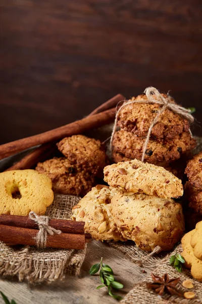 Tanımlama bilgileri ve tarçın ile ahşap bir varil, seçici odak peçeteye ürün çeşitliliği ile kavramsal kompozisyon