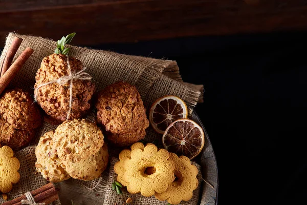 Tanımlama bilgileri ve tarçın ile ahşap bir varil, seçici odak peçeteye ürün çeşitliliği ile kavramsal kompozisyon