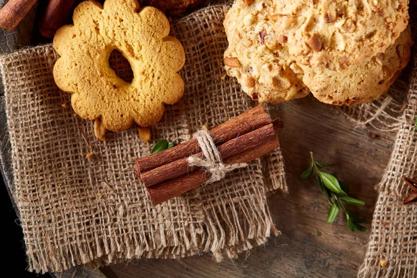 Tanımlama bilgileri ve tarçın ile ahşap bir varil, seçici odak peçeteye ürün çeşitliliği ile kavramsal kompozisyon