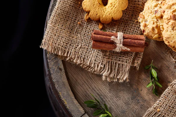 Tanımlama bilgileri ve tarçın ile ahşap bir varil, seçici odak peçeteye ürün çeşitliliği ile kavramsal kompozisyon