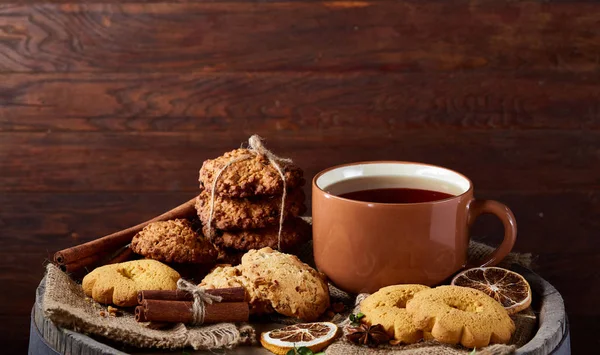 Tarçın ve iki bardak çay bir çuval bezi peçete, seçici odak, yakın çekim, üstten görünüm ile tatlılar.