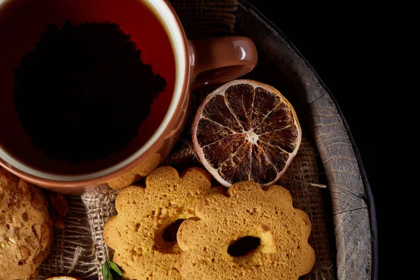 Tarçın ve iki bardak çay bir çuval bezi peçete, seçici odak, yakın çekim, üstten görünüm ile tatlılar.