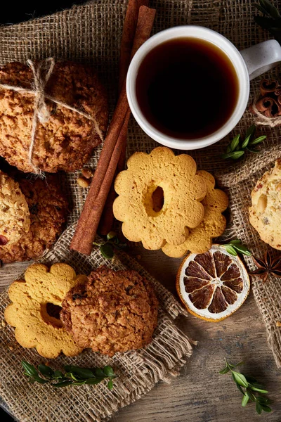 Tarçın ve iki bardak çay bir çuval bezi peçete, seçici odak, yakın çekim, üstten görünüm ile tatlılar.